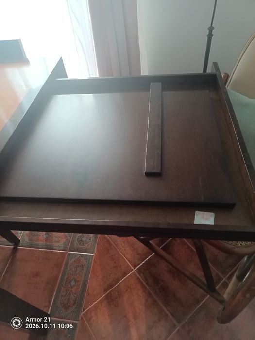 Conjunto de Mesa, 4 cadeiras e um Aparador