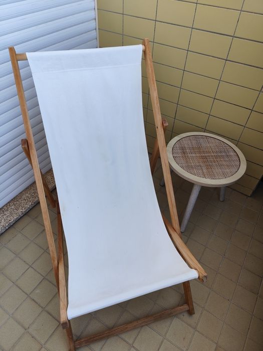 Conjunto de espreguiçadeira e mesa