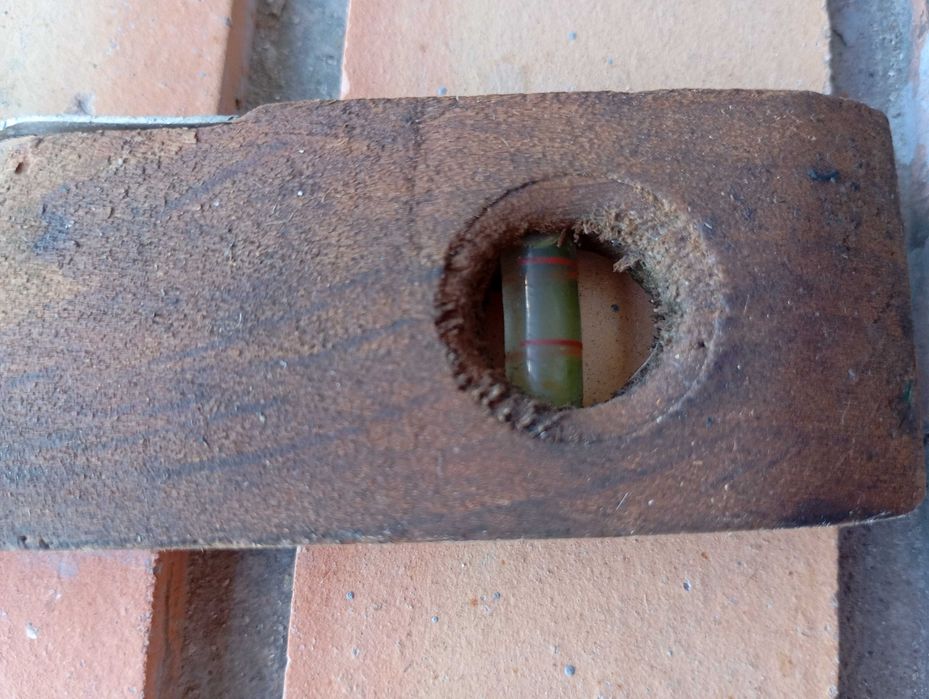 vendo nível de bolhas antigo em madeira.