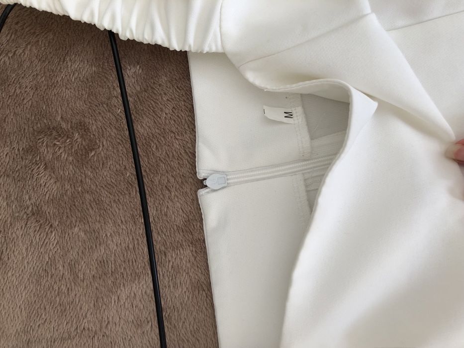 Біла сукня.