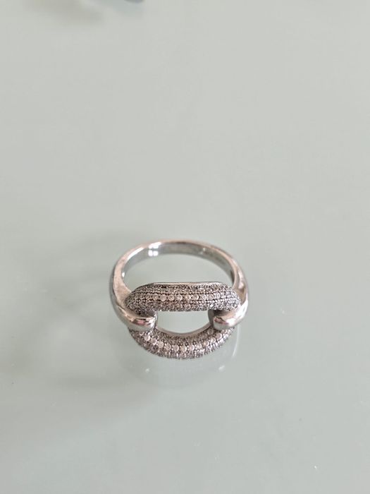 Lindo anel em prata com design moderno.

- Detalhes em zircónias.
- Ta