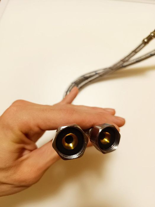 Шланги для горячей и холодной воды 40 см.
Шли