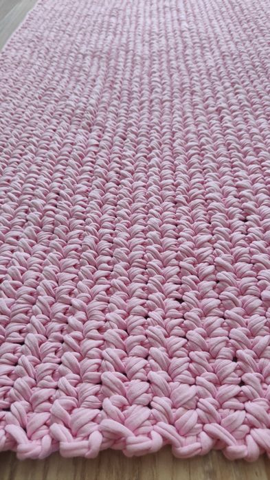 Różowy dywanik na szydełku