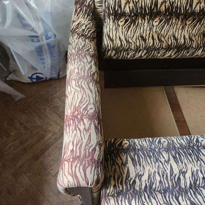 Диван двоспальний на пружині.