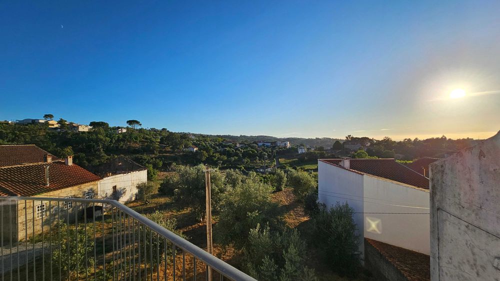 Moradia T3 recente com garagem, terraço e ar condicionado