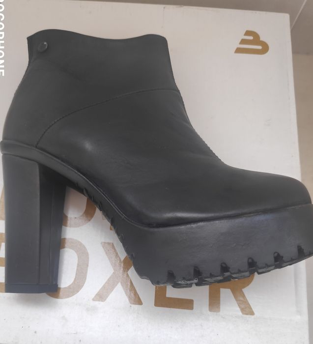 Botins pretos de senhora de pele