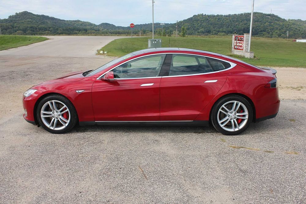 Tesla Model S P85D      2015