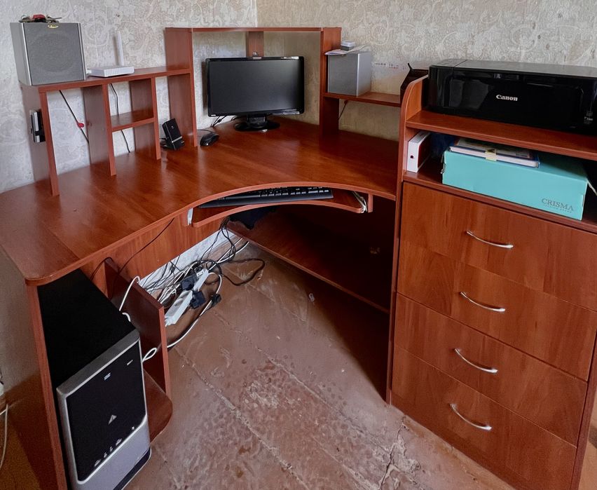 Компʼютерний стіл