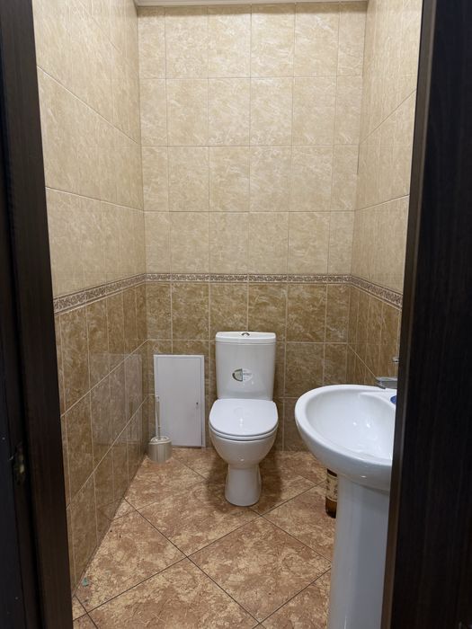 Продається  фасадне приміщення по вулиці Героів Майдану .