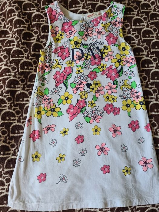 Платье на девочку нарядное белое принт цветы