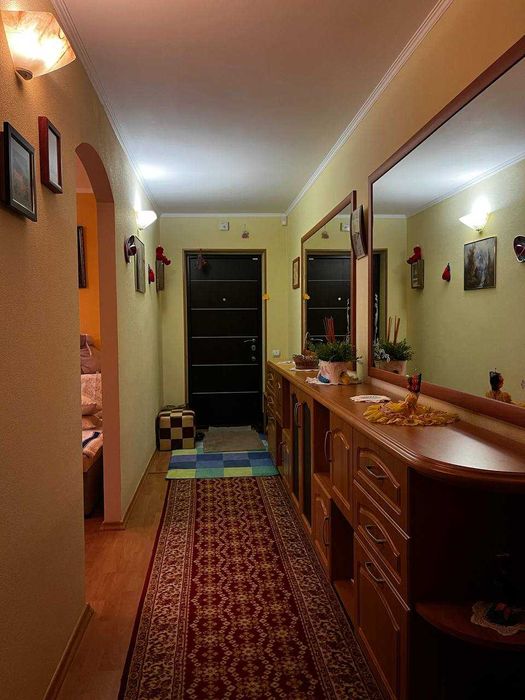 Простора 3 кімнатна квартира в центрі міста