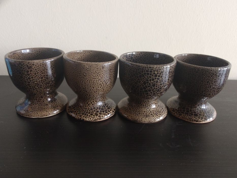 Zestaw czterech ceramicznych kieliszków do jajek