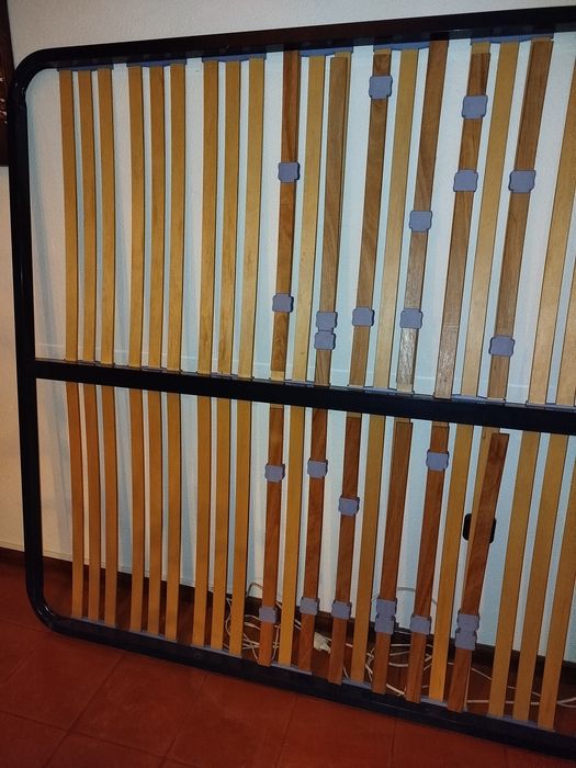 Estrado metálico com ripas em madeira