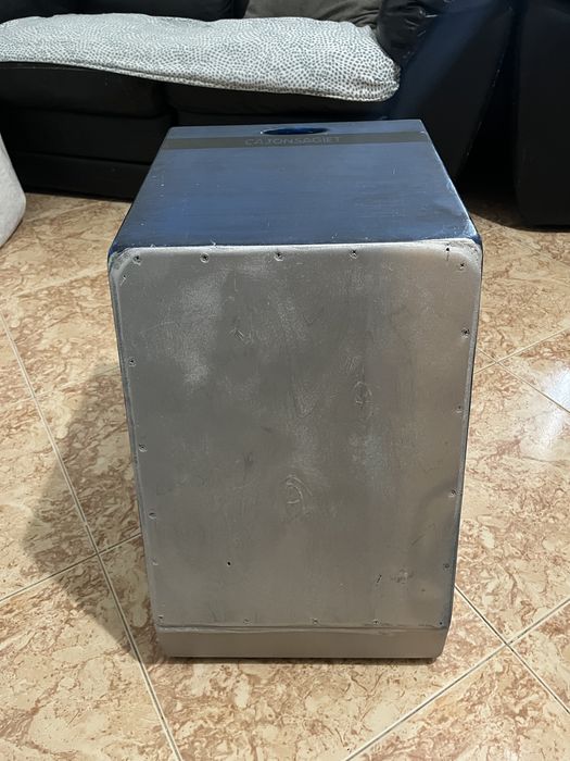 Cajon em otimo estado
