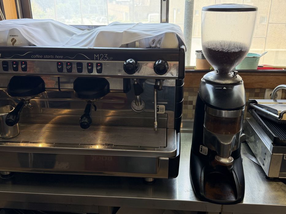 Maquina cafe + moinho La Cimbali M23 UP negociavel