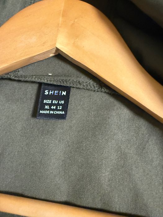 Куртка вітровка жіноча