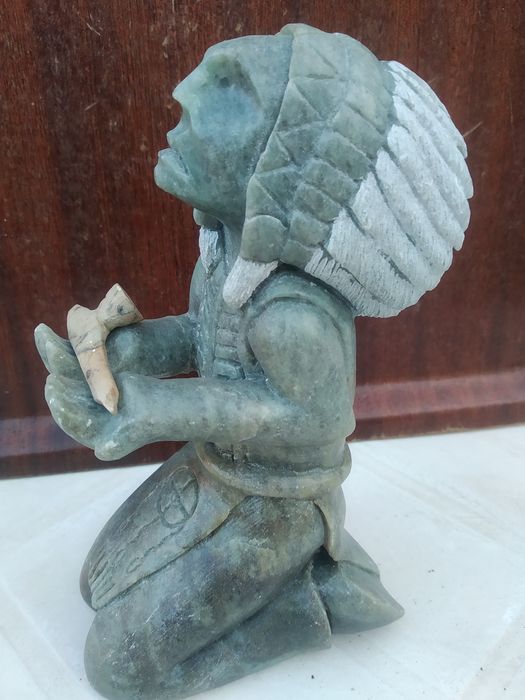 Estatueta de índio antiga em pedra e totem de indios antigo em madeira