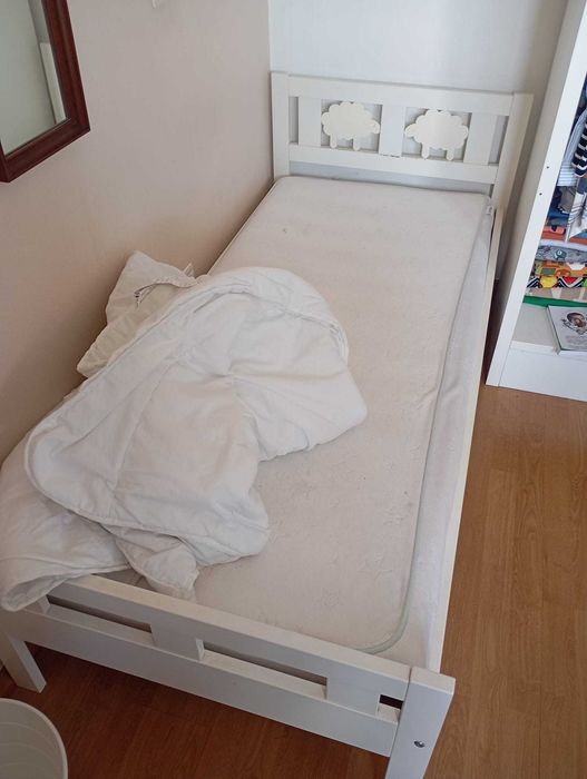 Cama de criança IKEA com colchão - usada a bom preço