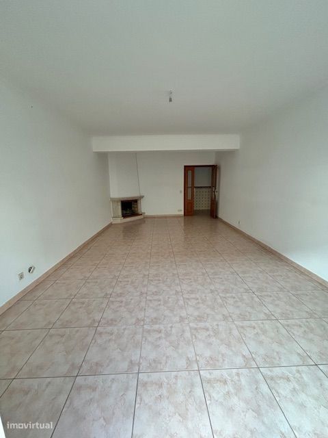 Apartamento T3 com garagem e terraço em Leiria