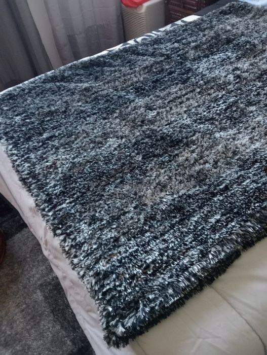 Carpete preta e cinza com pêlo