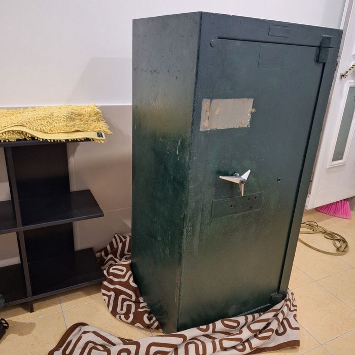 Cofre antigo finibank com chave cumprida