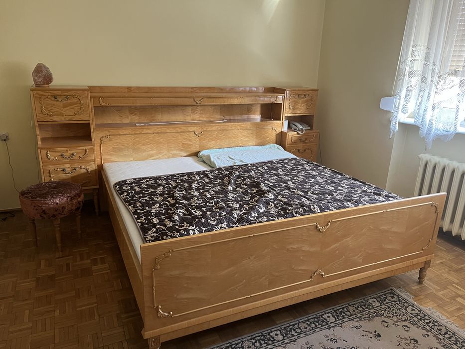 Duże łóżko małżeńskie