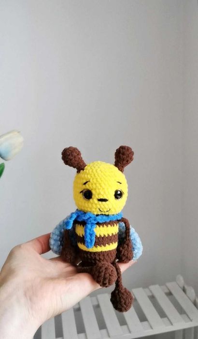 Pszczóla na szydełku, maskotka przytulanka handmade, dekoracja