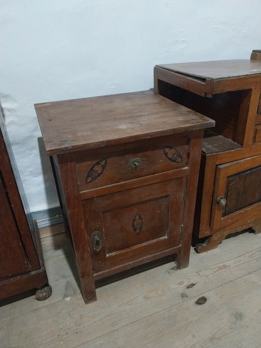 Mesas de cabeceira antigas