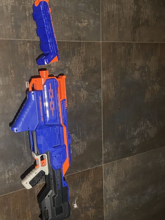 NERF infinus pistolet