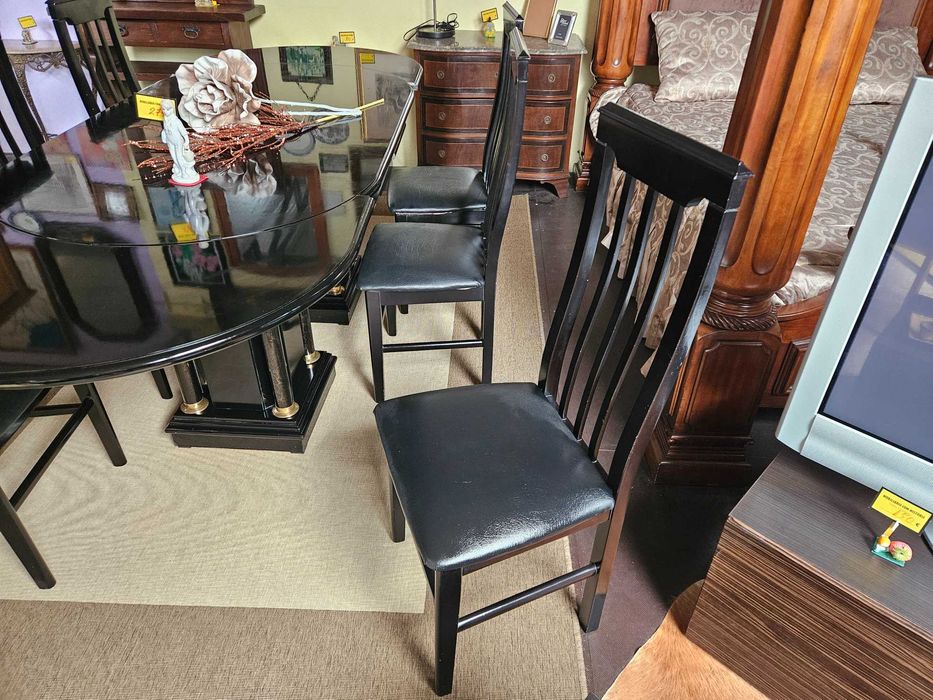 Cadeiras de sala de cor preta - Bom estado geral -