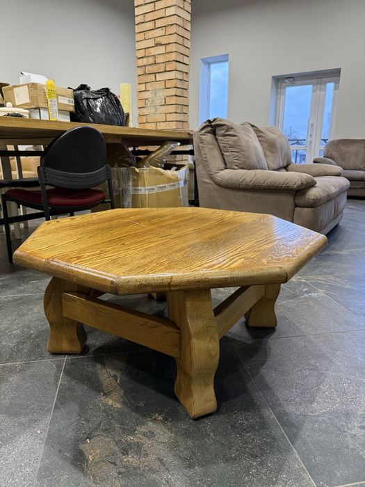 Дубовий журнальний стіл