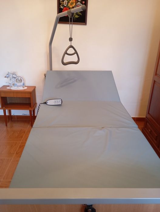 Cama articulada e colchão suplementar