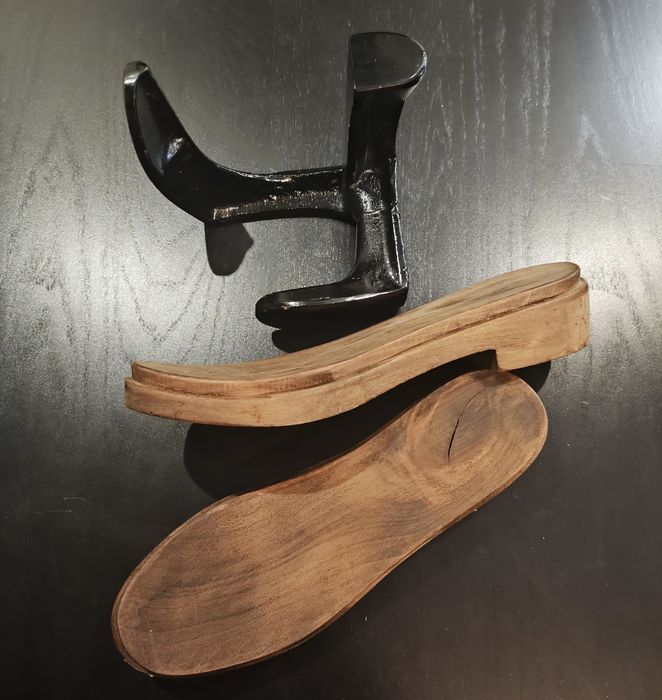 Ferramenta de bigorna de
sapateiro com protótipos de
solas de sapatos