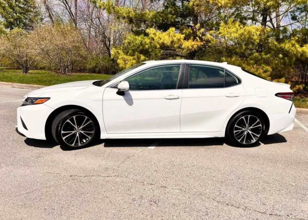 Toyota Camry 2019 року