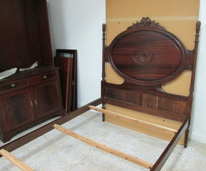 Cama e mesas de cabeçeira estilo Inglês