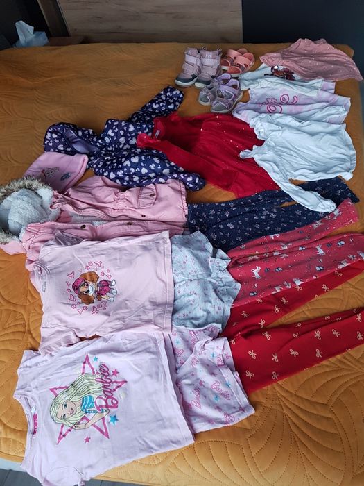 Ubrania dla dziewczynki 104.