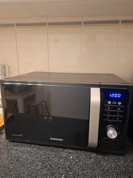 Microondas SAMSUNG MG2AF301TCK (23 L - Com Grill - Preto)