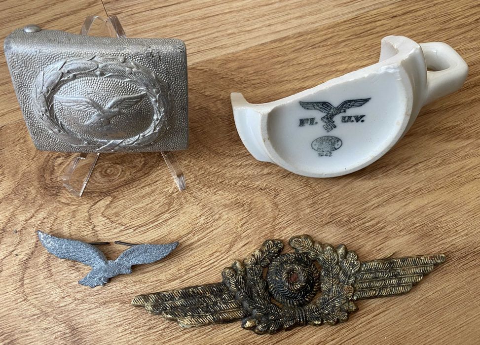 Zestaw Luftwaffe: klamra, orzeł, insygnia czapkowe, porcelana
