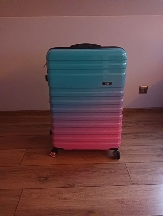 Duża walizka podróżna