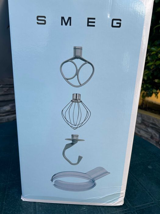 Batedeira SMEG Estilo Anos 50 - Vermelha (nova e completa)