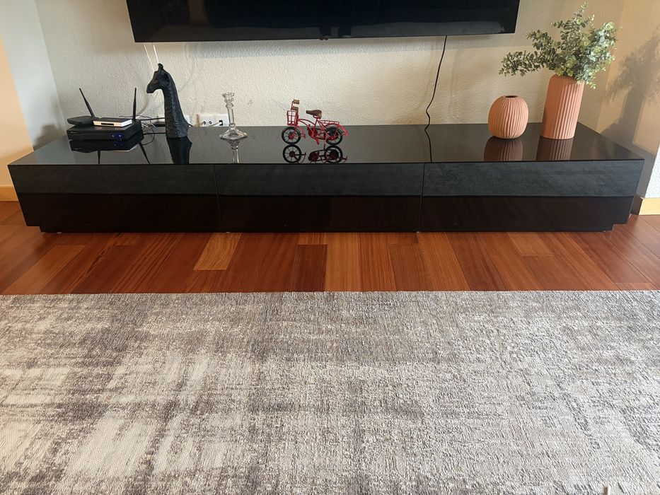 Móvel aparador de televisão lacado a preto