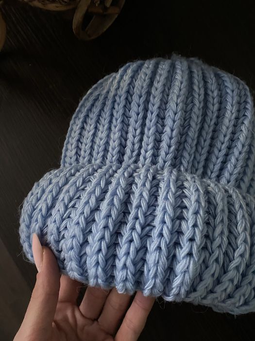 Продам вʼязану теплу шапулю. Ніжно блакитного кольору. Нова