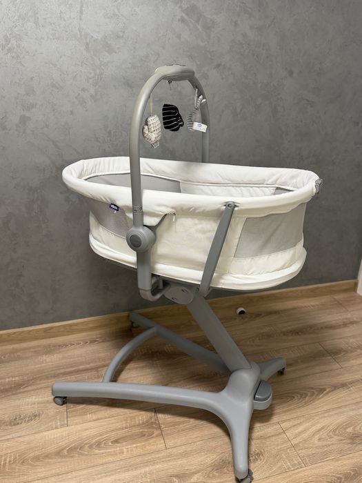 Кроватка-стульчик Chicco Baby Hug Air 4-в-1 в белом цвете с сетчатыми боковинами для вентиляции.