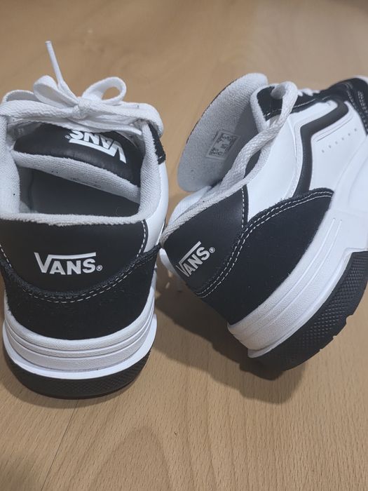 Vans pretas e brancas