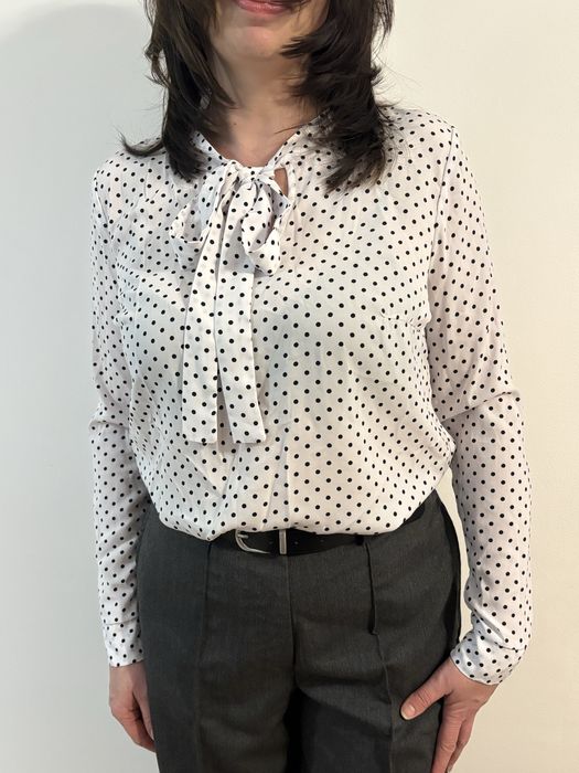 biała koszula damska w czarne grochy z wiązaniem pod szyją M 165