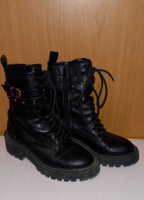 Botas cano alto com fivela Stradivarius n°36