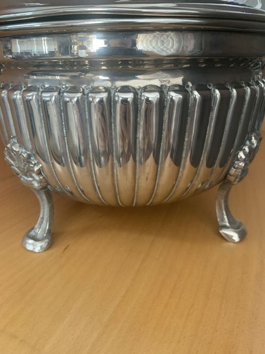 Terrina com pés em casquinha . Com tampa