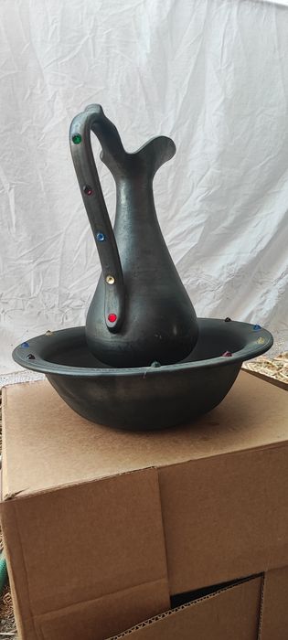 Jarra em barro preto com prato