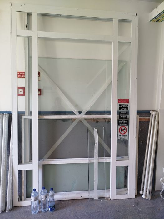 Caixilharia com porta/caixa de ar