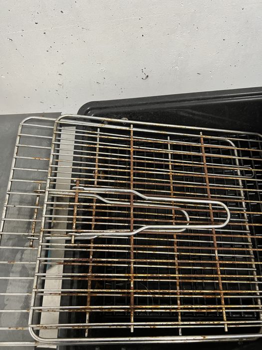 Grelhador barbacue com laterais de apoio